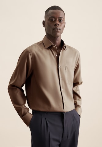 Coupe regular Chemise SEIDENSTICKER en marron : devant
