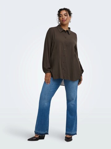 ONLY Carmakoma - Blusa 'CARFREYJA' en marrón