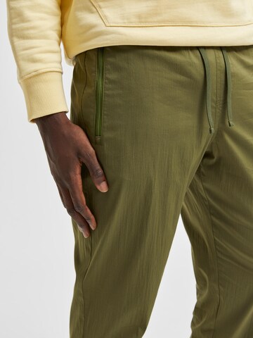 Tapered Pantaloni de la SELECTED HOMME pe verde