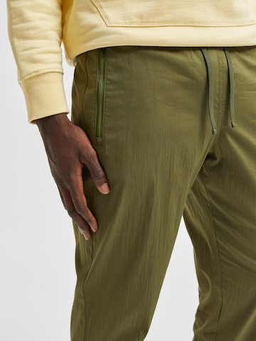 SELECTED HOMME Zwężany krój Spodnie w kolorze zielony