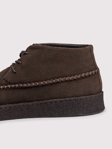 Ombre - Botas con cordones en marrón