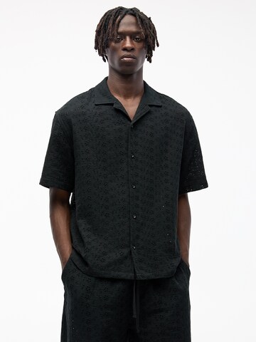 Pull&Bear Comfort Fit Hemd in Schwarz: Vorderseite