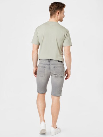 Tommy Jeans Slimfit Shorts 'Ronnie' in Grau