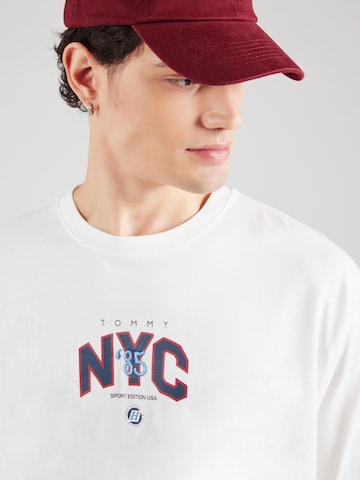Tricou 'GAME DAY NYC' de la Tommy Jeans pe alb