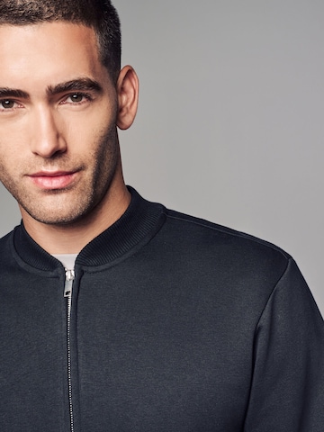 Next - Sudadera con cremallera en negro