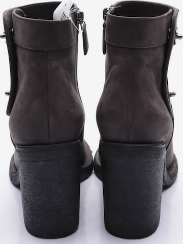 CHANEL Dress Boots in 38,5 in Grey