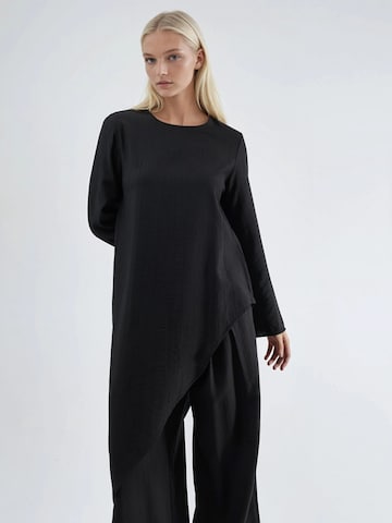 Busem Bluse in Schwarz: Vorderseite
