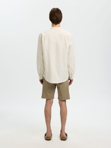 Coupe regular Chemise 'SLHClay' SELECTED en jaune