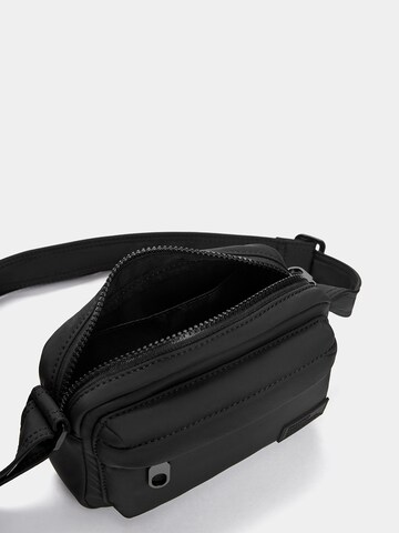 Pull&Bear Чанта за през рамо тип преметка в черно