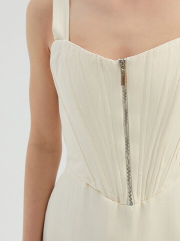 Abito di Hiccup in beige