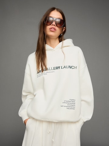 BershkaSweater majica - bijela boja: prednji dio