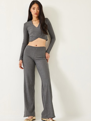 Bianco Lucci Брючный костюм в Серый: спереди