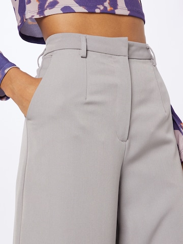 minimum Szeroka nogawka Spodnie w kolorze szary