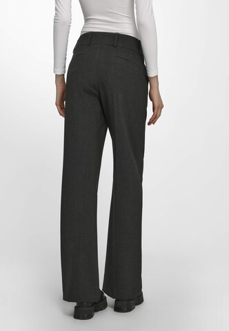 Fadenmeister Berlin Wide leg Pleated Pants in Grey