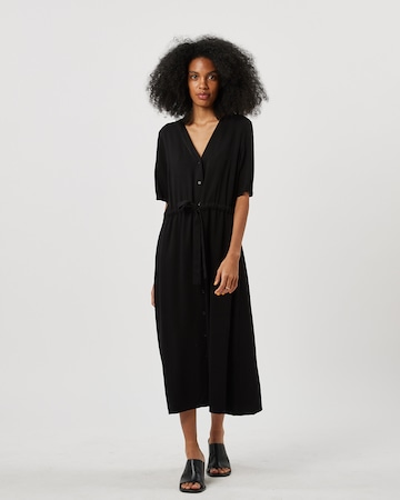 Robe-chemise 'Biola' minimum en noir : devant