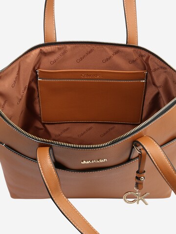 Calvin Klein Shopper in Brown