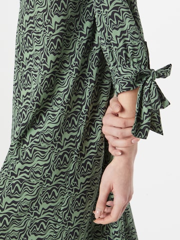 Monki Платье в Зеленый