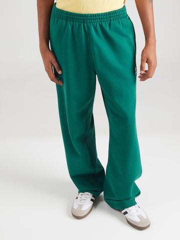 ADIDAS ORIGINALS - Loosefit Calças 'Trefoil Essentials' em verde: frente