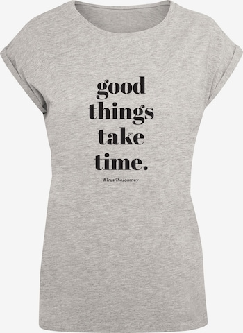 Merchcode Shirt 'Good Things Take Time' in Grijs: voorkant