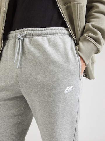 Nike Sportswear Tapered Nadrág 'CLUB' - szürke