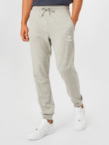 Hummel Tapered Sportbroek in Grijs: voorkant