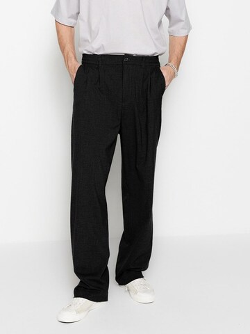 Trendyol Loose fit Pleat-front trousers in Black: front