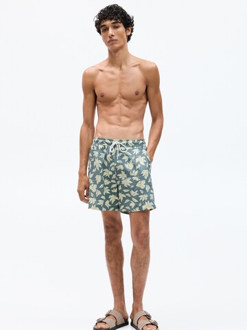 Pull&Bear Badeshorts in Grün
