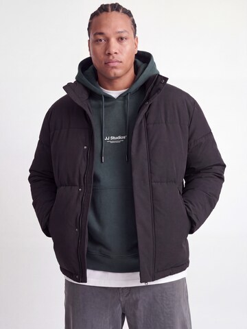 Jack & Jones Plus Kevad-sügisjope 'JJESOHO', värv must: eest vaates