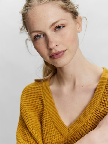 VERO MODA Sweater in Yellow