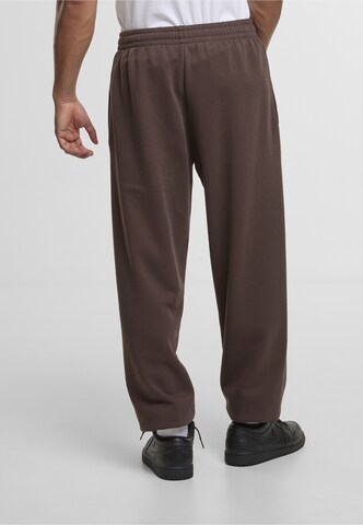 Tapered Pantaloni 'Signature Essential' di Karl Kani in marrone
