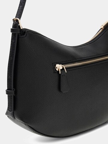 GUESS Schultertasche 'Melita' in Schwarz