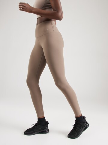 Skinny Pantaloni sportivi 'ZENVY' di NIKE in marrone: frontale