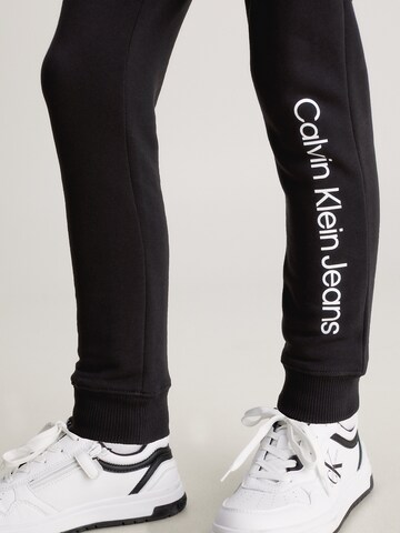 Calvin Klein Jeans Tapered Hose in Schwarz