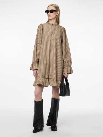 Robe 'ASSRA' PIECES en marron