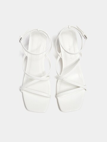 Pull&Bear Páskové sandály – bílá