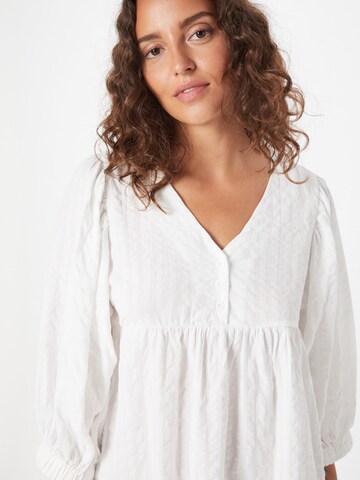 Rochie tip bluză 'ZERHA' de la Cotton On pe alb