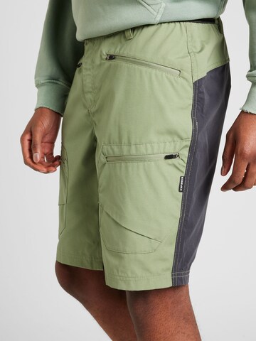 ICEPEAK Regular Outdoorshorts 'MACKVILLE' in Grün