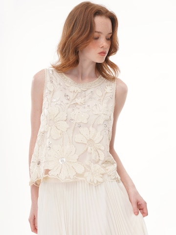 Top 'Floral Applique Beaded Sleeveless Top, Rhinestone‑Trimmed Sheer Crew Neck Vest' di yoligex in bianco: frontale