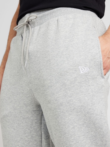 Effilé Pantalon 'ESSENTLS' NEW ERA en gris