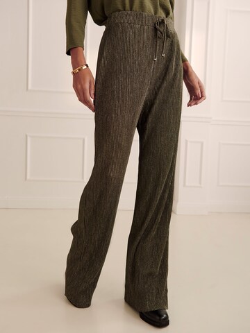 Guido Maria Kretschmer Women Loose fit Trousers 'Blanca' in Green: front