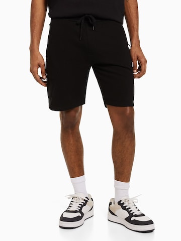 Bershka Regular Shorts in Schwarz: predná strana