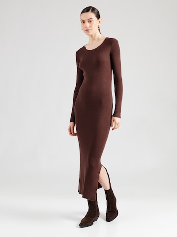 Robes en maille PIECES en marron : devant