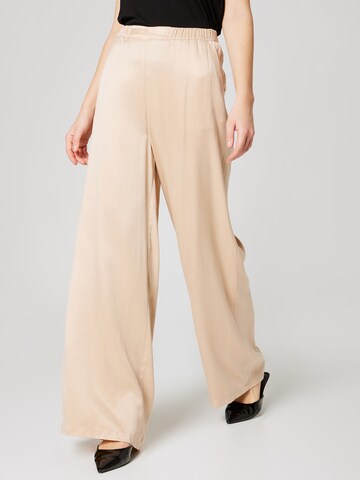 Wide leg Pantaloni di Guido Maria Kretschmer Women in beige: frontale