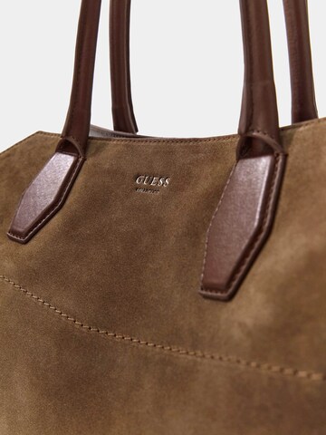 GUESS Schultertasche in Braun