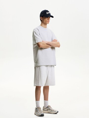 Bershka Loose fit Trousers in Grey: front