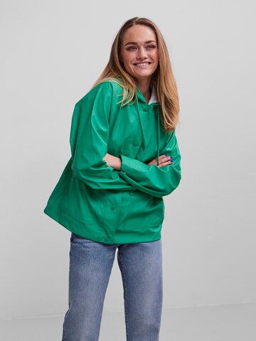 PIECES Between-Season Jacket 'Rainy' in Green: front