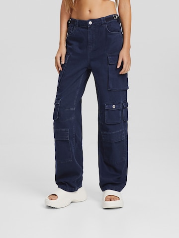 Bershka Loosefit Cargobroek in Blauw: voorkant