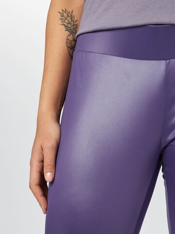 Urban Classics - Skinny Leggings em roxo