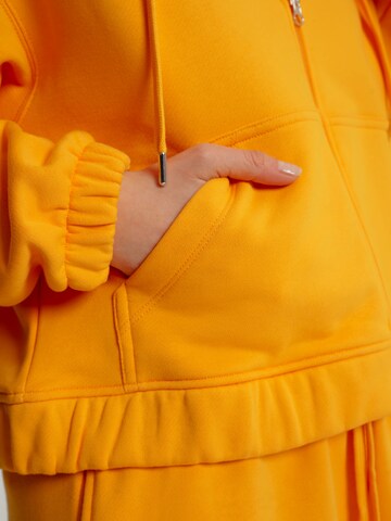 A LOT LESS - Sudadera con cremallera 'Joanna' en naranja