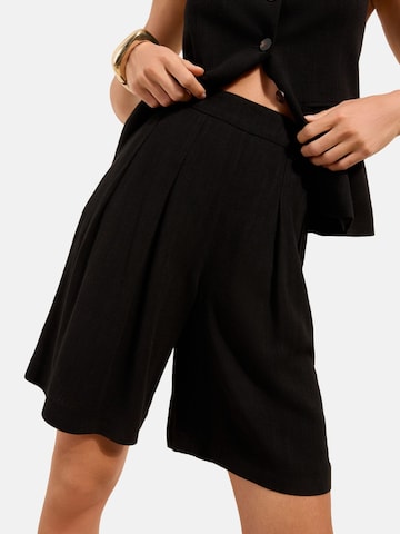 Friends Like These Wide Leg Shorts in Schwarz: Vorderseite
